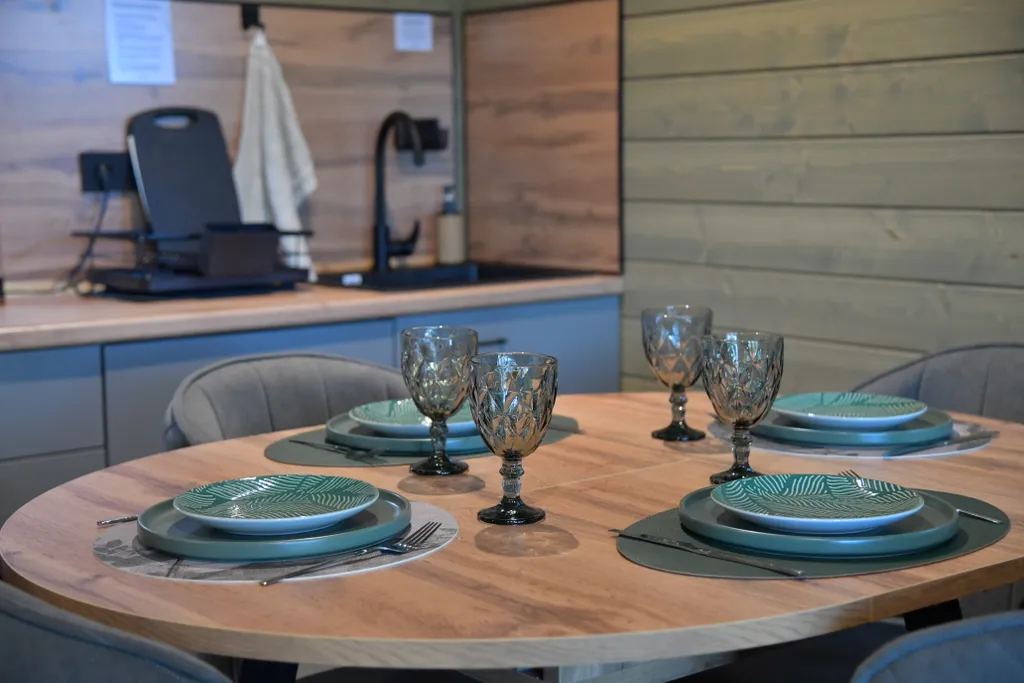 Дом с панорамными окнами в чаще леса у берега реки