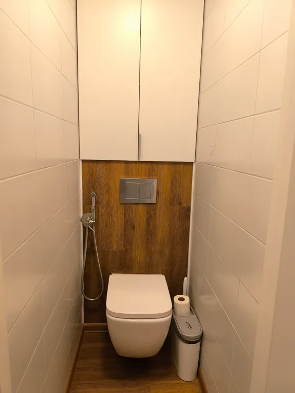 Светлая квартира с просторной кухней недалеко от центра