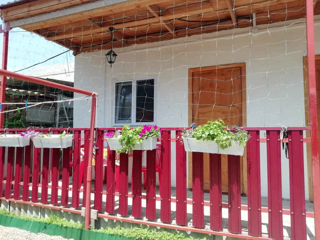 Домик с двумя спальнями и террасой с садовой мебелью