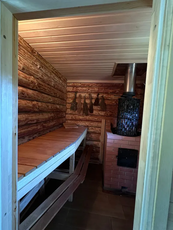 Темный домик на опушке леса