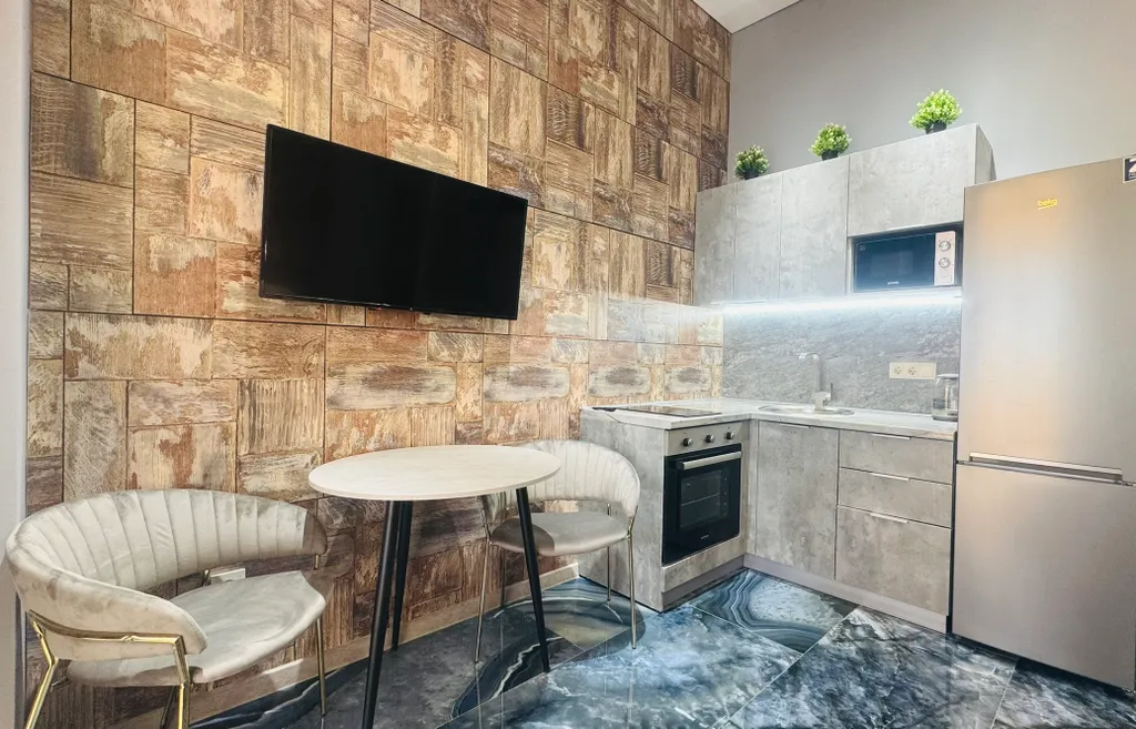 Студия скай класса в стиле модерн с панорамным видом на город