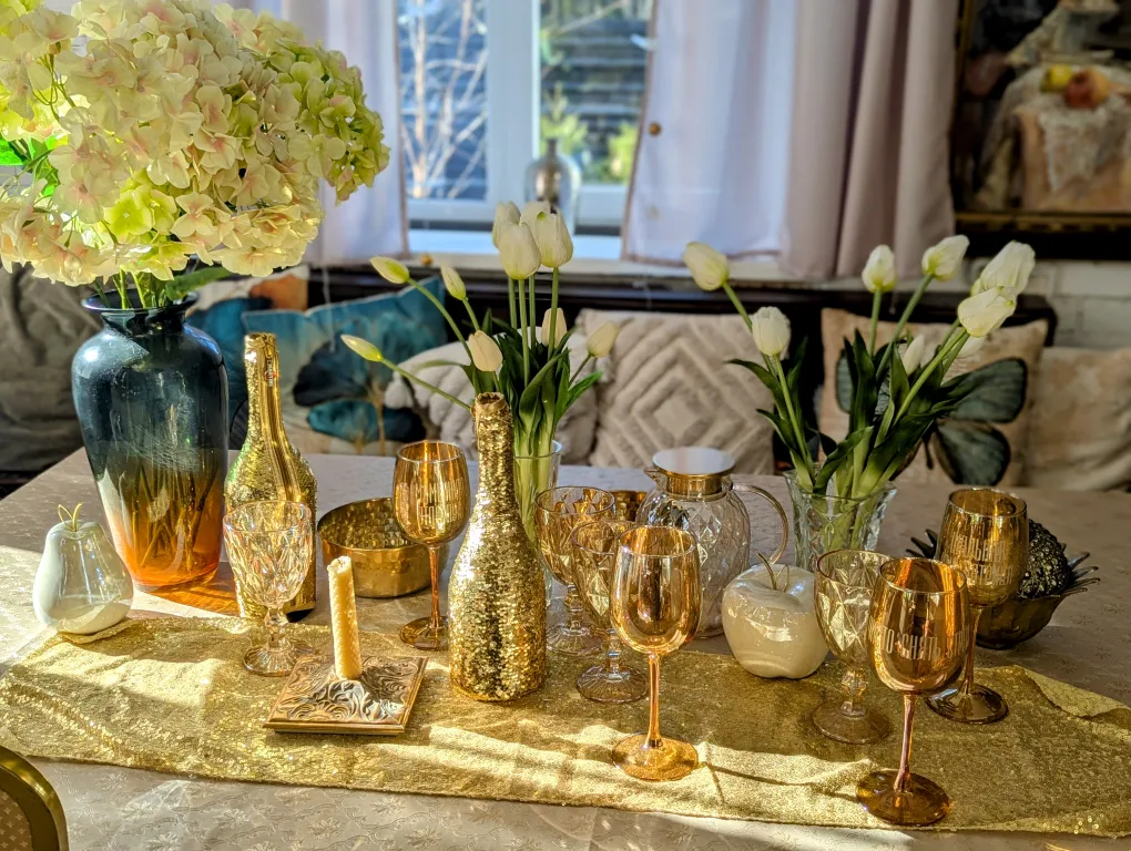 Большой красивый дом с камином в лесу