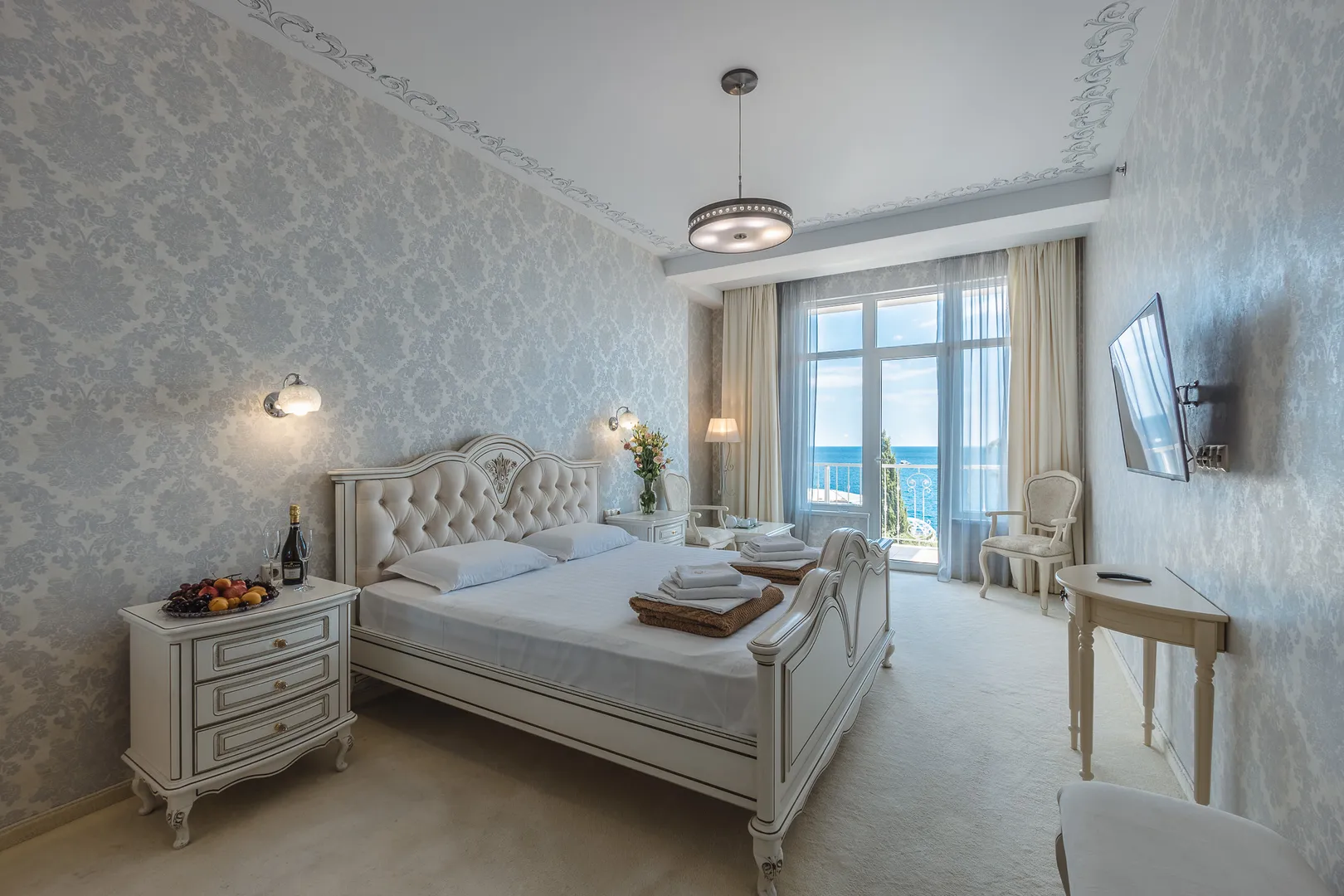 Спальня с видом на море