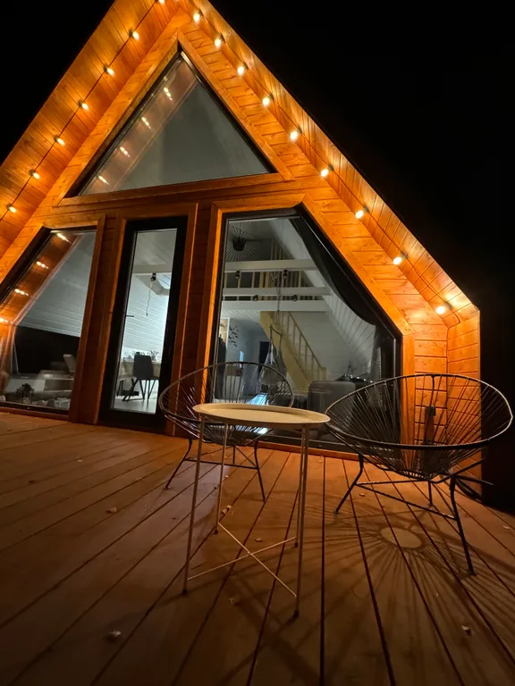 Дом A-frame с баней и джакузи под открытым небом в сосновом лесу