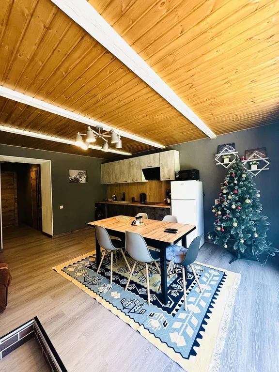 Премиальный Гостевой Дом в темных тонах с видом на горы