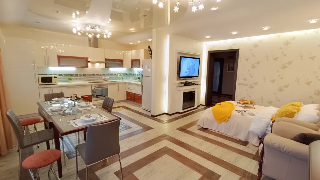 Квартира с камином и большой столовой комфорт-класса