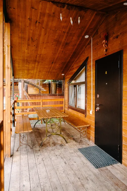 Домик с уютной террасой с красивым видом на горы