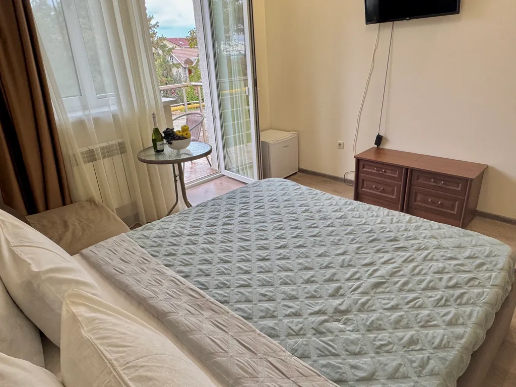 Квартира Трёхместная с балконом комната в доме — Севастополь