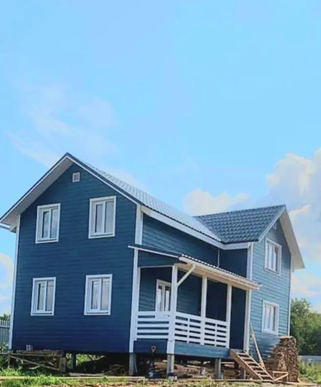 Уютный дом в жилой деревне возле реки