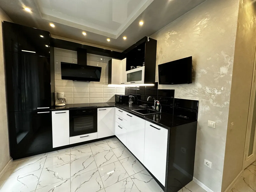 Стильные апартаменты с парящей кроватью и джакузи