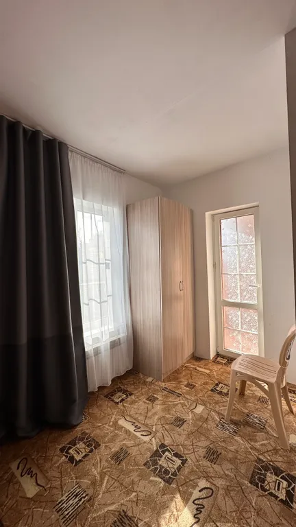 Благоустроенная комната в коттедже с балконом