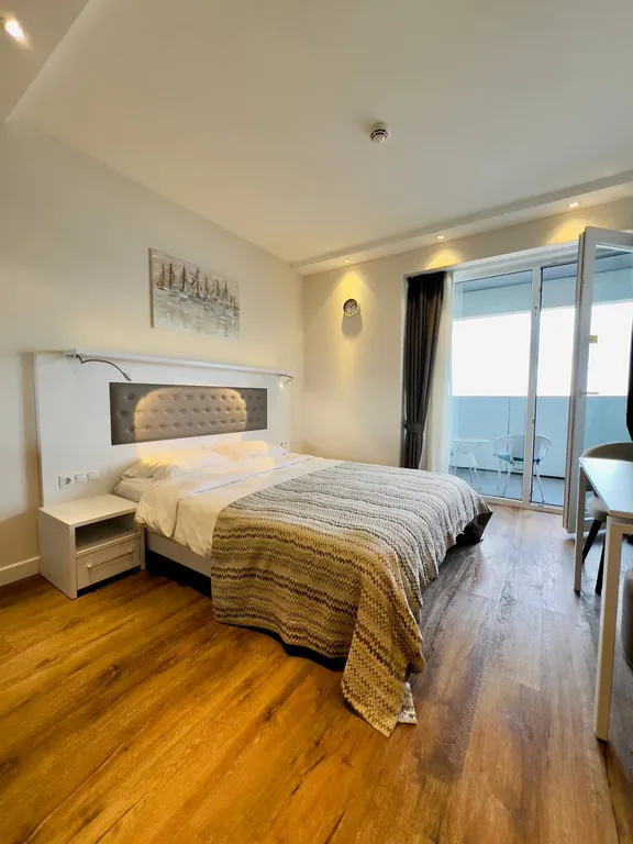 Alliance Palace, вид на старый город, море и горы