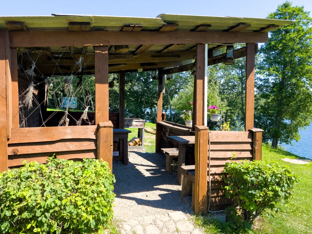 Дом с баней на берегу озера