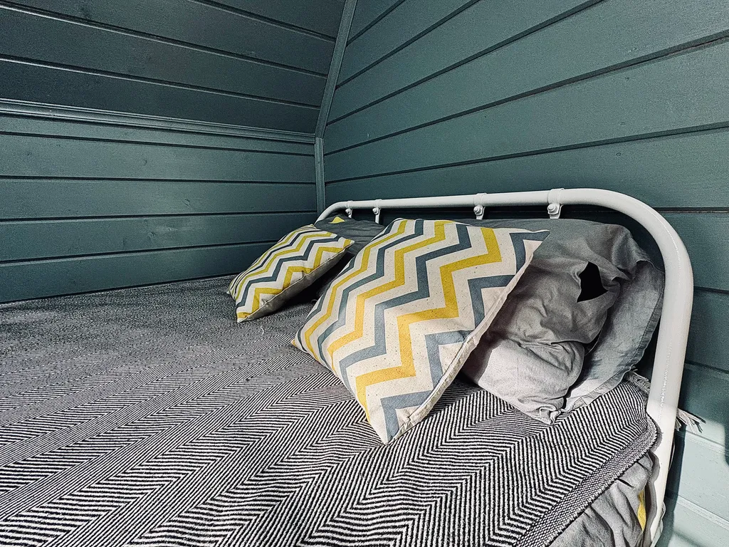 Дом A-frame с баней и джакузи под открытым небом в сосновом лесу