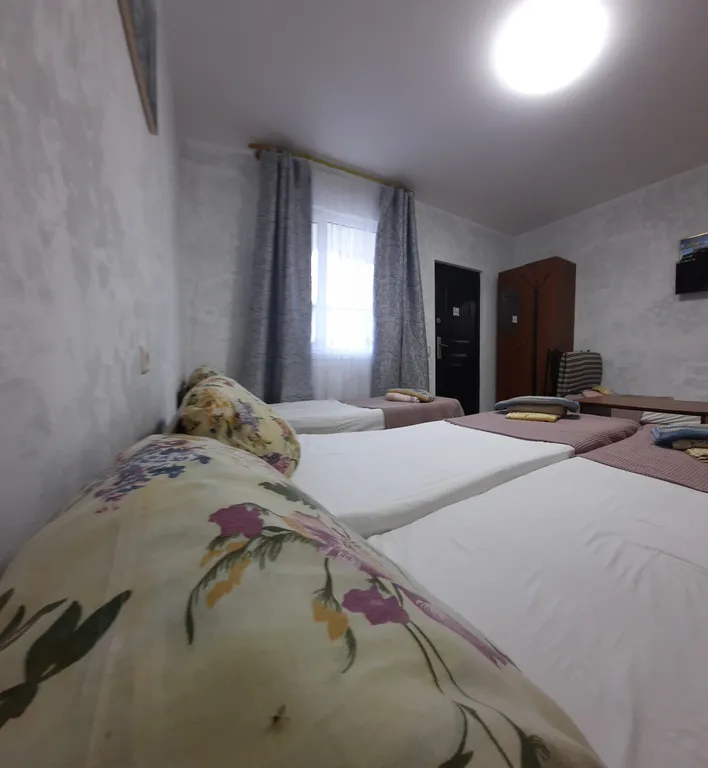 Квартира Уютная комната с удобствами, отдельный вход со двора, бассейн — Кучугуры