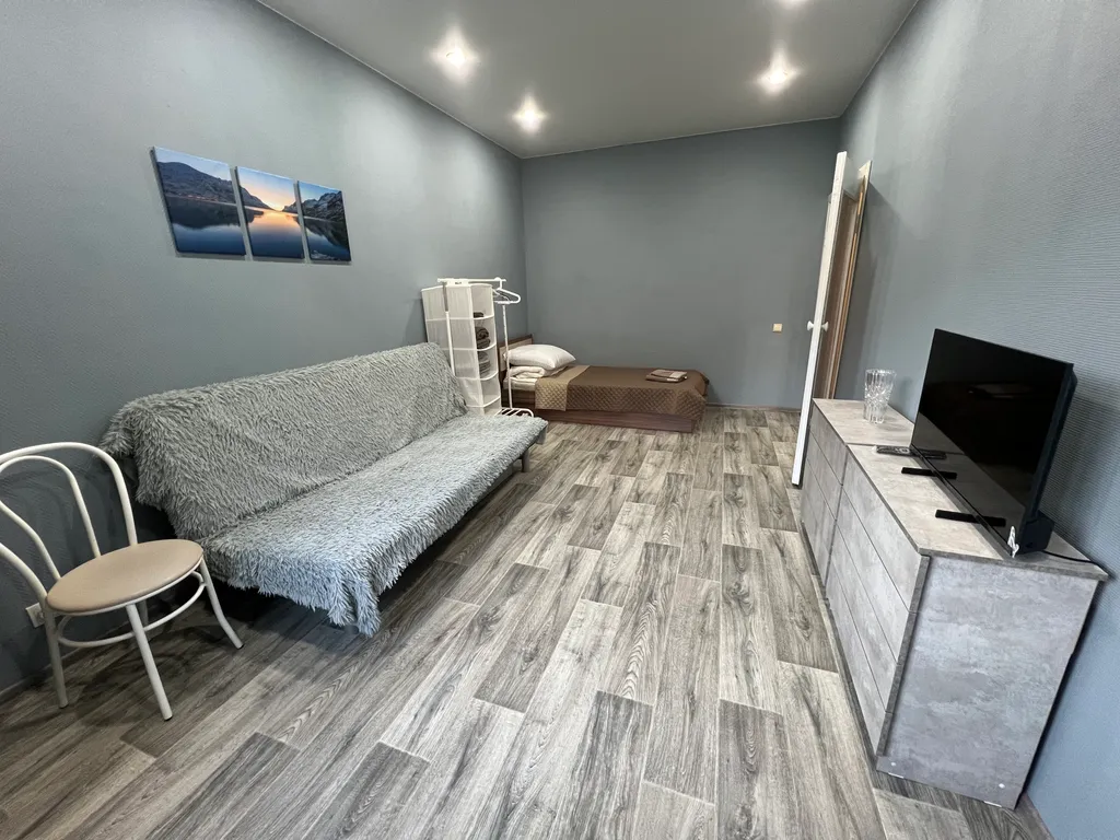 Уютная двухкомнатная квартира на первой линии, горы прямо из окна