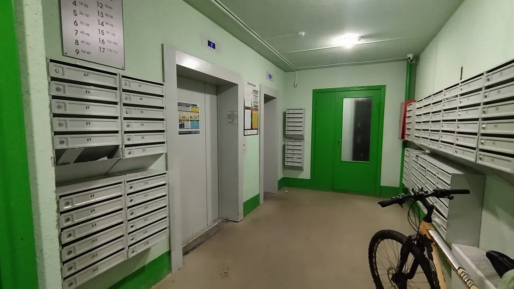 Уютная квартира в стиле лофт с комфортной кроватью и угловым диваном