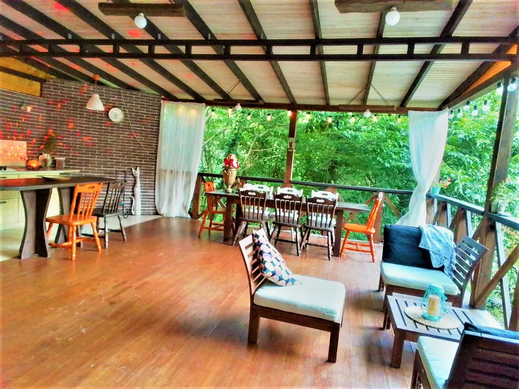 Дом в горах с видом на реку