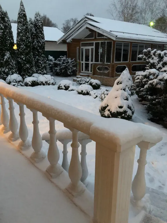 Деревянный коттедж с баней на берегу реки