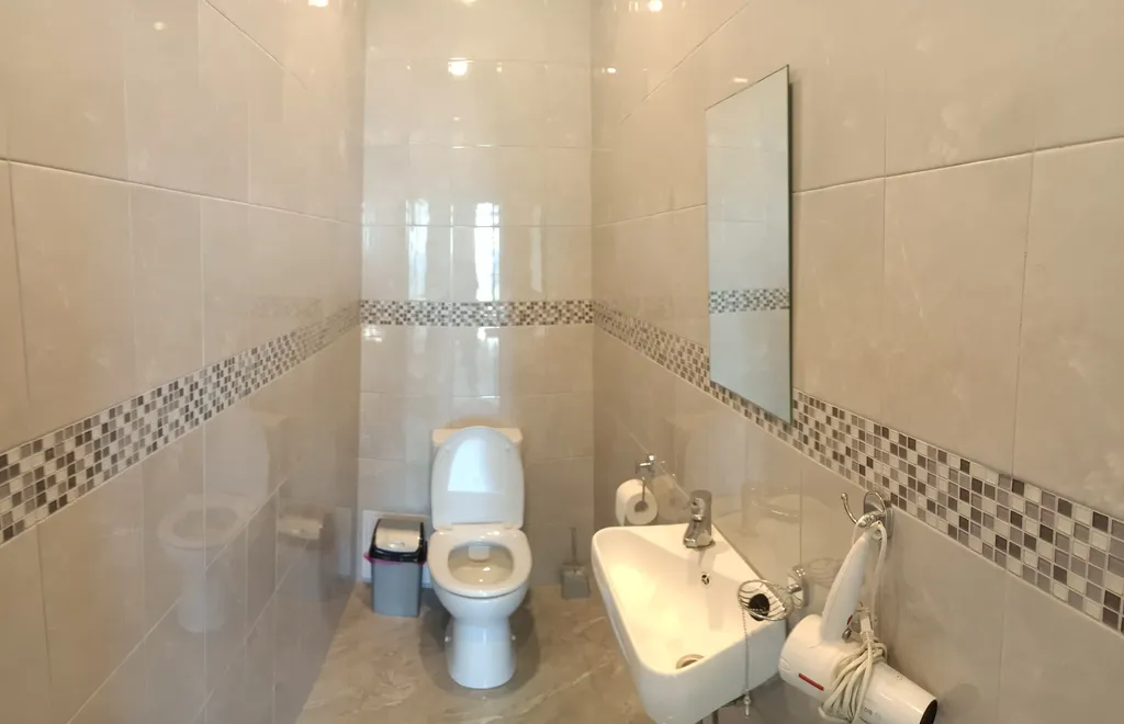 Коттедж с видом на море среди садов