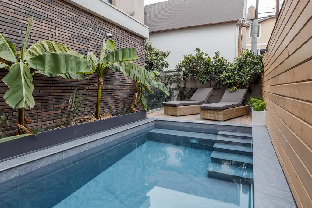 Дизайнерский трёхэтажный дом недалёко от моря