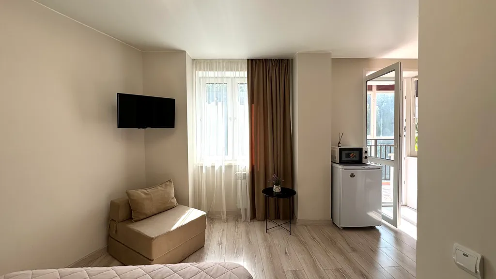 Стильная студия с видом на лес