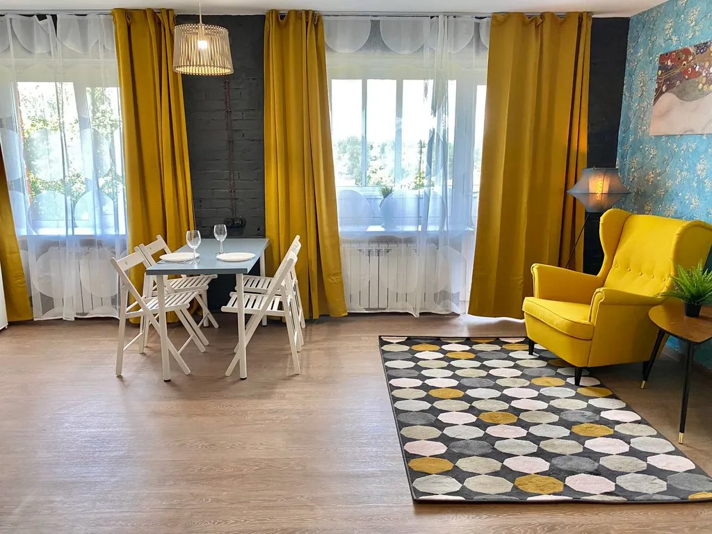 Яркая стильная квартира с видом на Сады