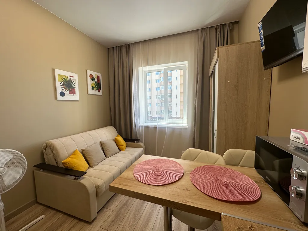 Студия после дизайнерского ремонта с видом на море