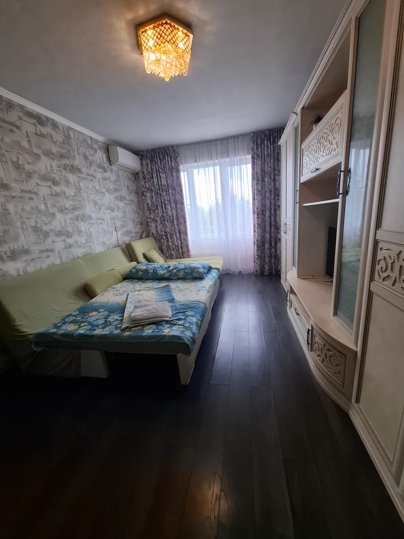 Комната с большим диваном 