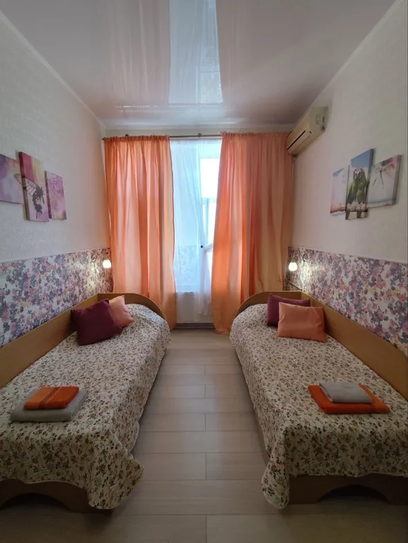 Трехместный номер с 2  кроватями и диваном. Стандарт с видом на море.