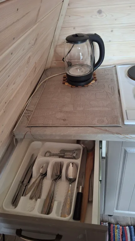 Дом-шалаш на территории частного домовладения