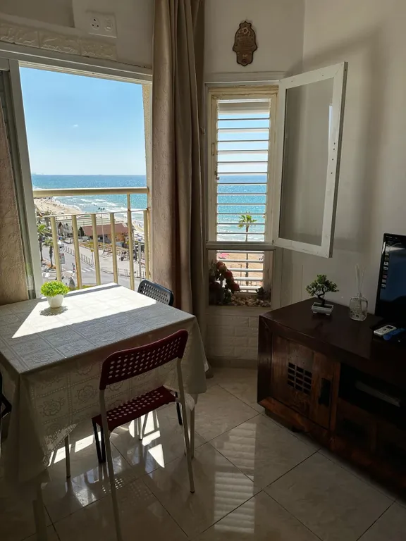 Красивая 2 комнатная квартира на первой линии моря с панорамным видом