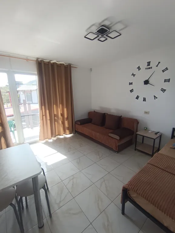 Уютная студия с кухней и видом на море.