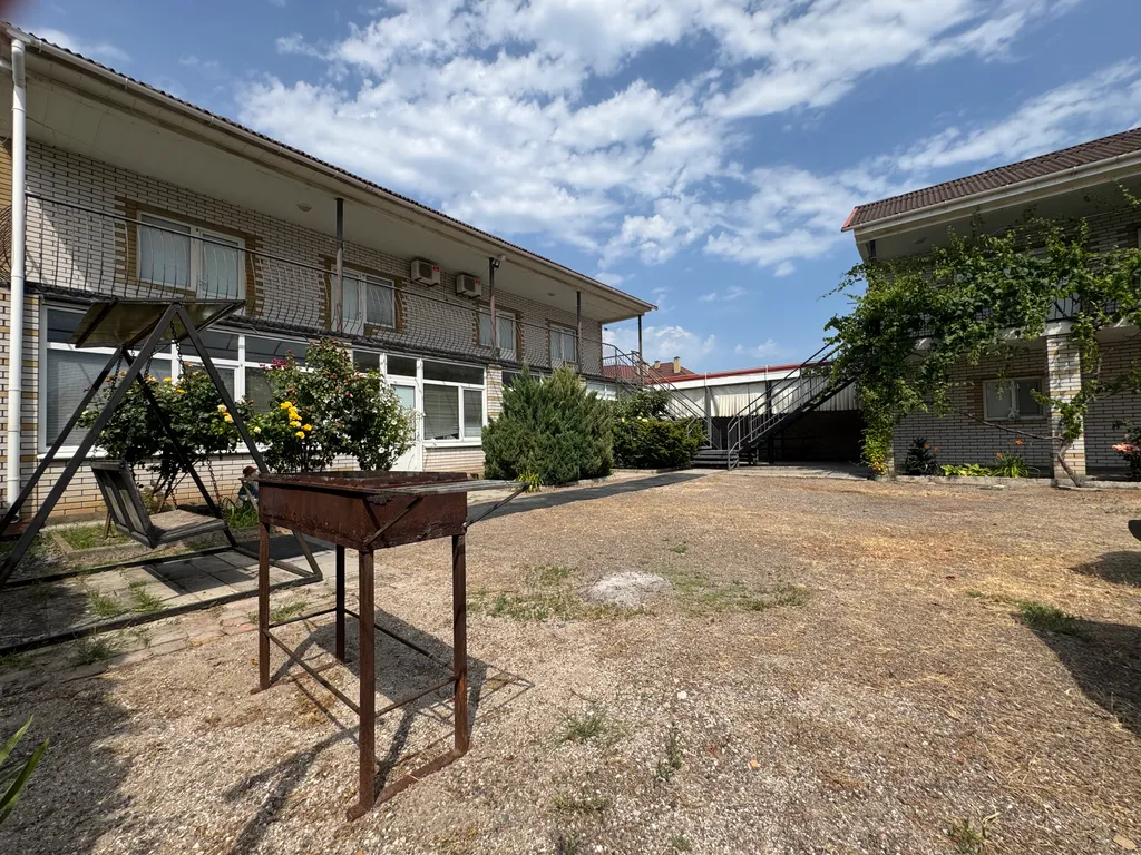 Номер с кухней и ванной комнатой, большой двор