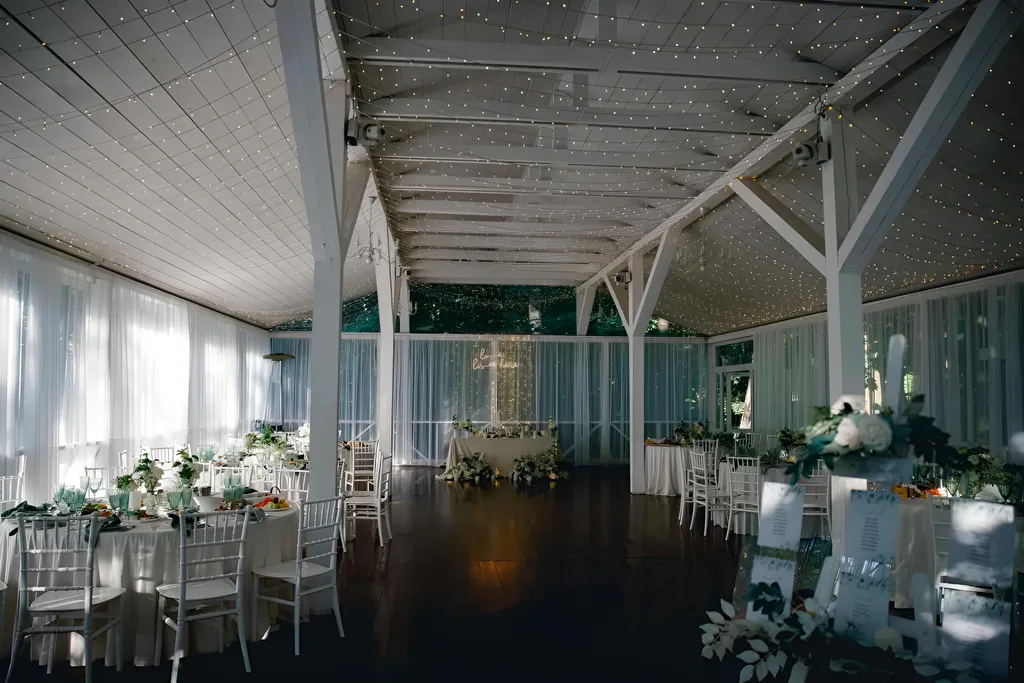 Белоснежная веранда и усадьба