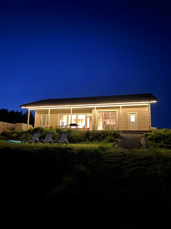 Коттедж Коттедж на берегу озера с видом на горнолыжный курорт и сауной внутри — Заозерный