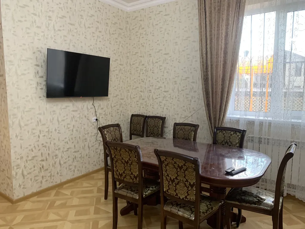 Двухэтажный дом с бассейном, верандой и видом на горы