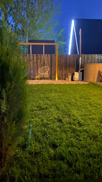 Дом на озере с бассейном