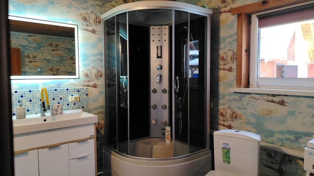 Усадьба Алтын-Ай на возвышенности с красивым видом на горы