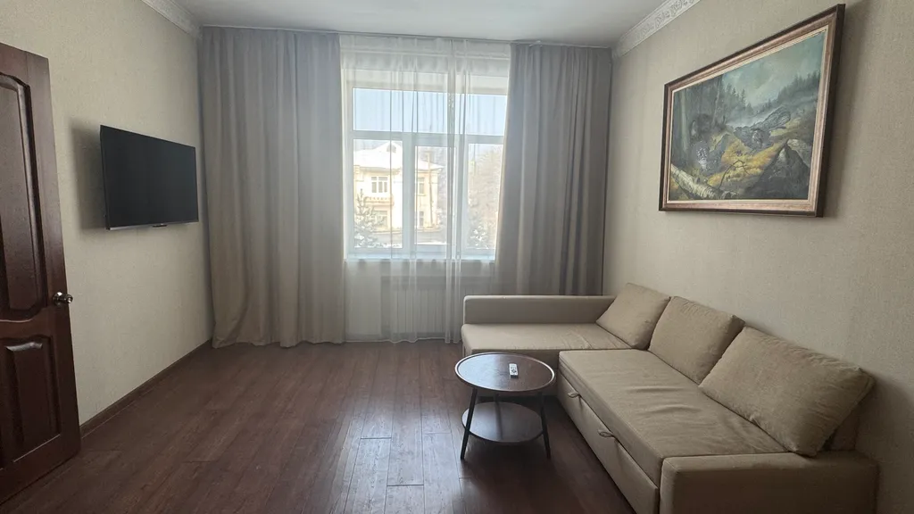 Трёхкомнатная, удобное расположение, отчетные документы.