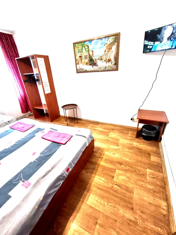 Трёхместный номер в центре, метро Немига, Дворец спорта.