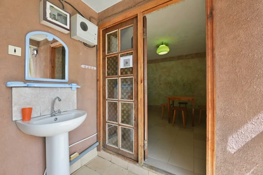 Домик-эконом с террасой и видом на море и горы