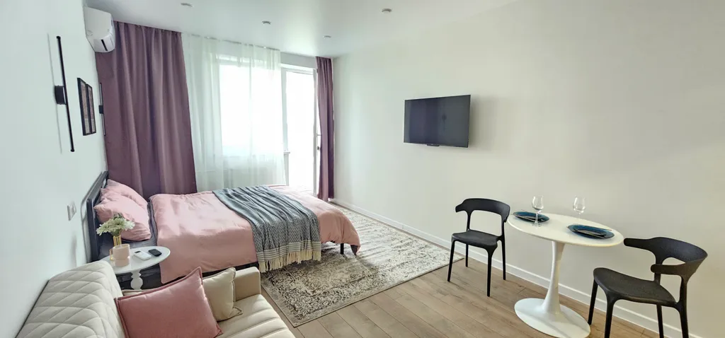 Современная студия с видом на лес