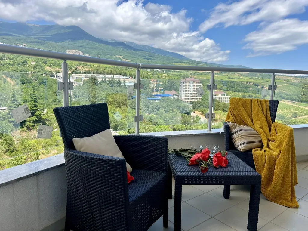 Уютная квартира с видом на горы в ЖК Шато Лувр в пгт Гурзуф