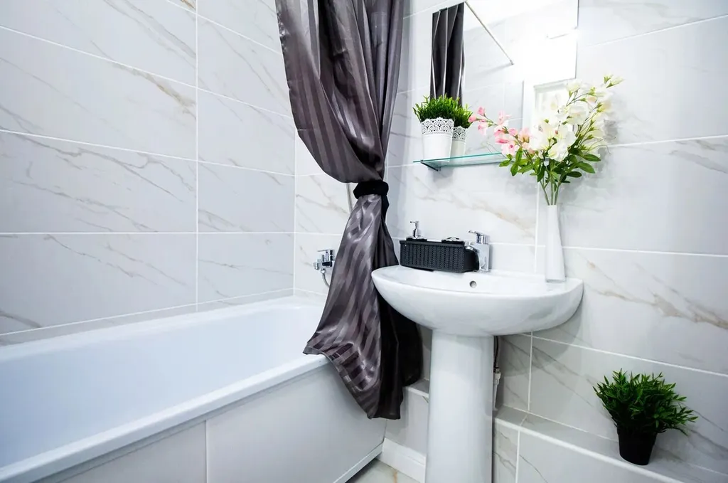 Шикарная дизайнерская квартира с кованой кроватью и камином