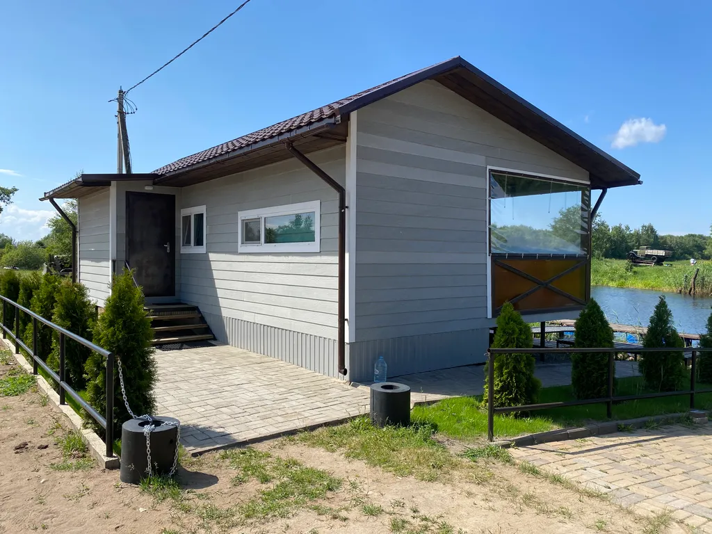 Дом с террасой на берегу реки Кобонка