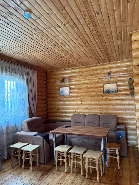 Деревянный домик возле моря