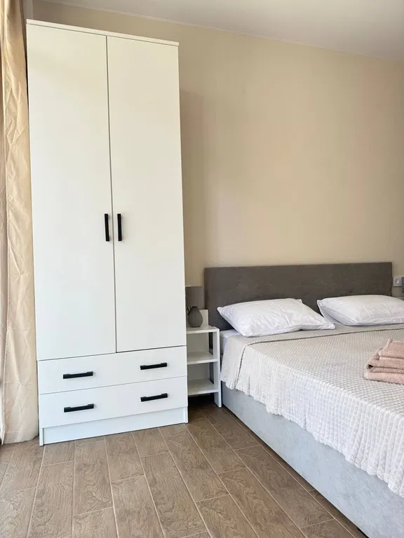 Апартаменты с теплым бассейном и видом на море и горы.