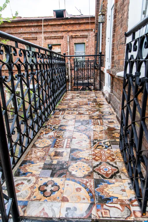 Романтическая студия с камином и балконом в старинном особняке