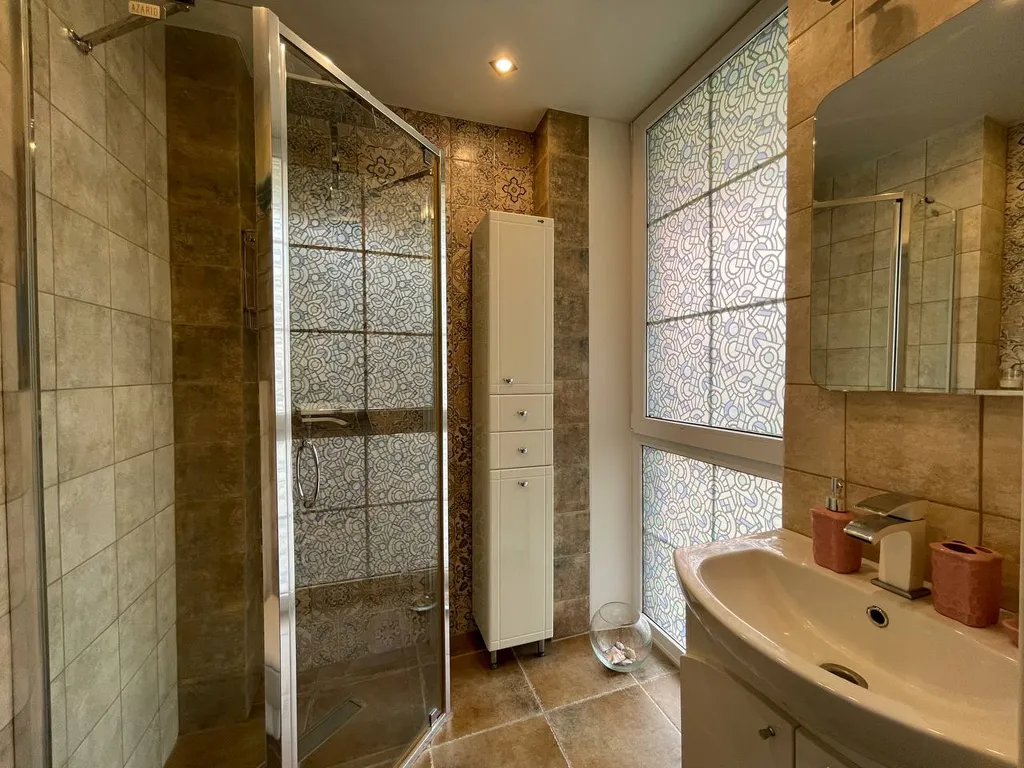 Двухуровневая квартира с дизайнерским ремонтом возле моря